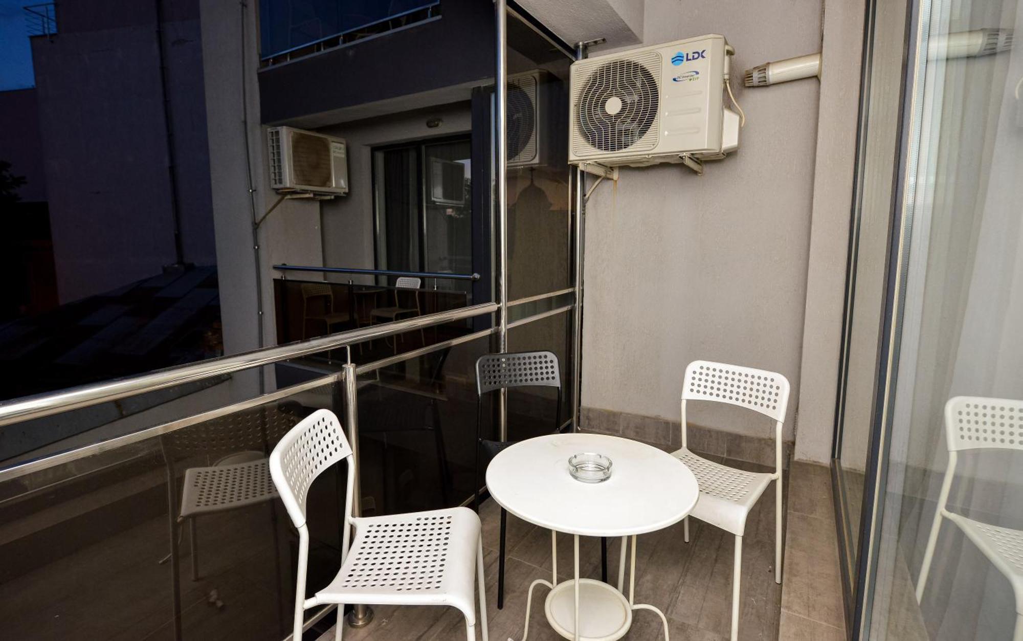 Dracula Adventure Tours Accommodation Bucureşti Exterior foto