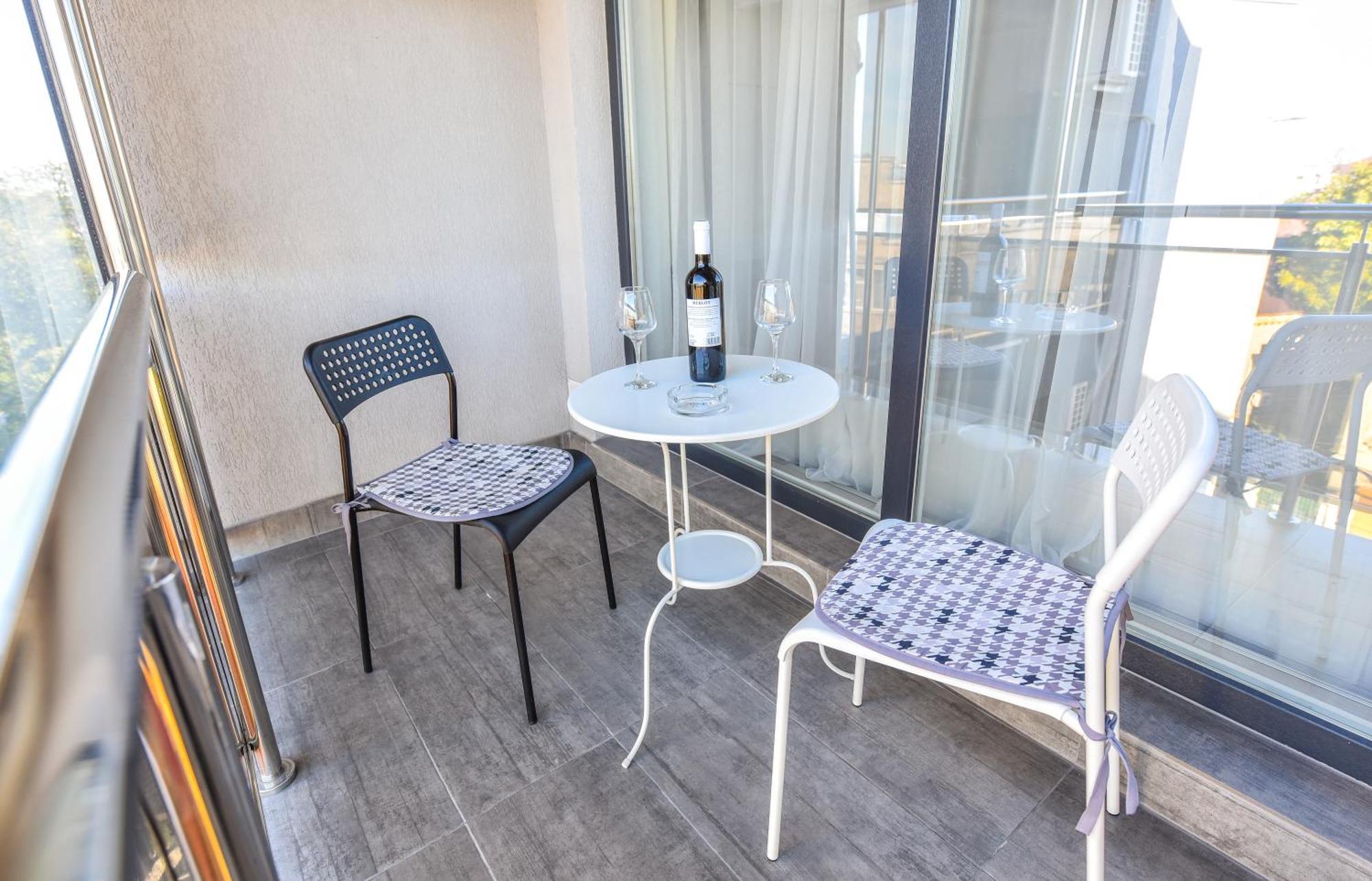 Dracula Adventure Tours Accommodation Bucureşti Exterior foto
