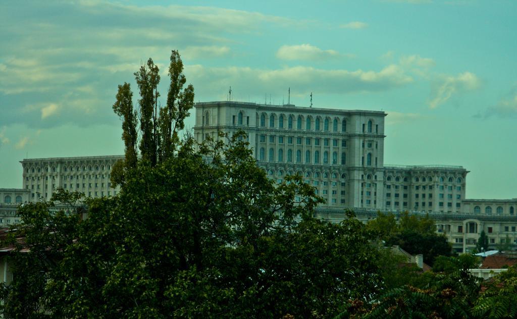 Dracula Adventure Tours Accommodation Bucureşti Exterior foto